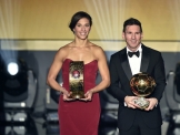 ميسي يفوز بجائزة الكرة الذهبية لأفضل لاعب في العالم للمرة الخامسة .. (صور)